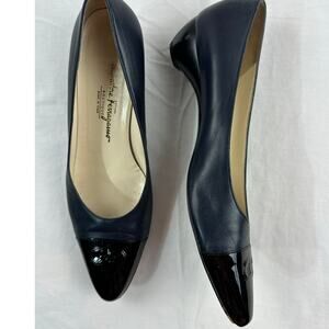 Salvatore Ferragamo Boutique Navy Leather Cap Toe Pumps size 9 classic toe style